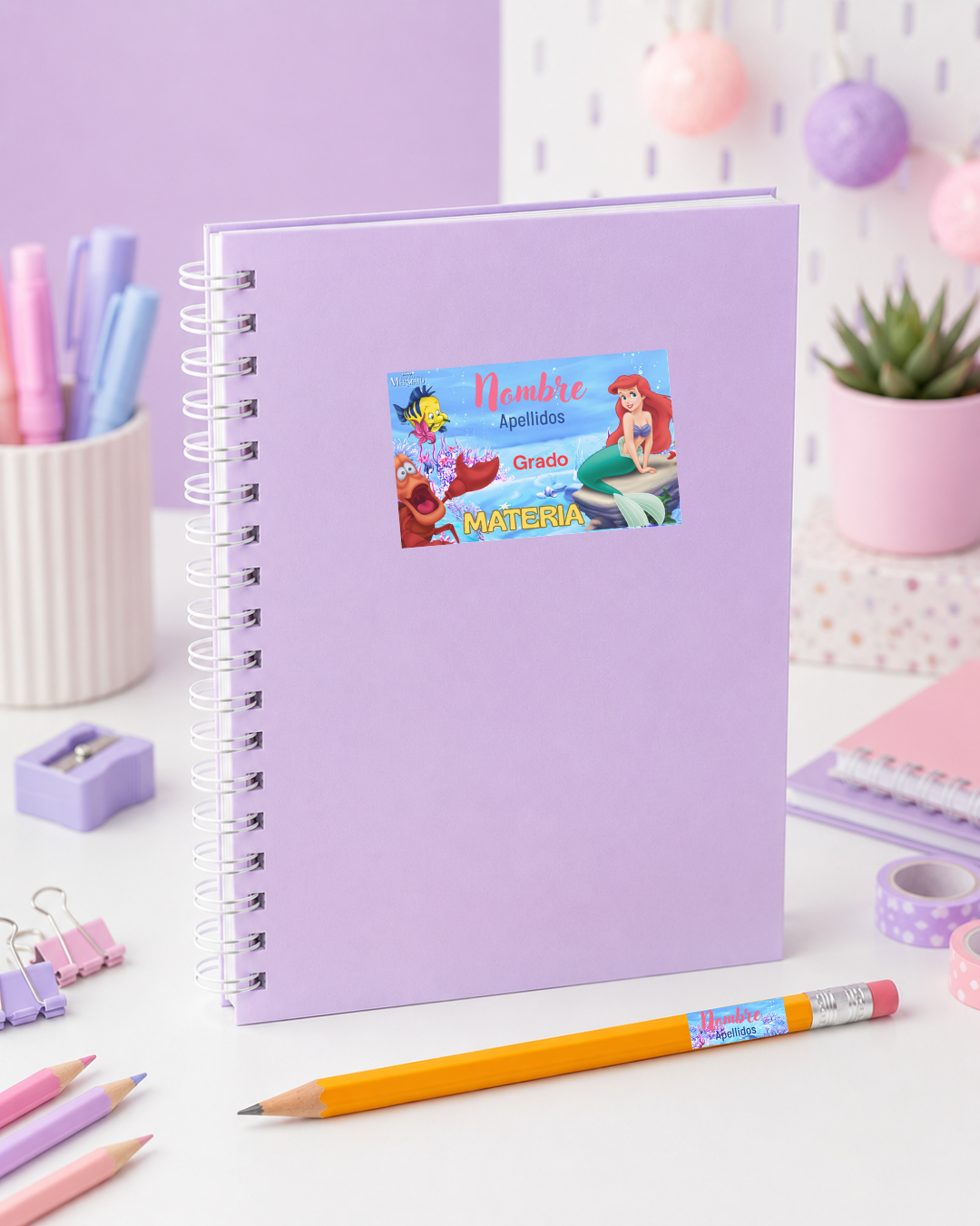 Ariel etiqueta en cuaderno lila